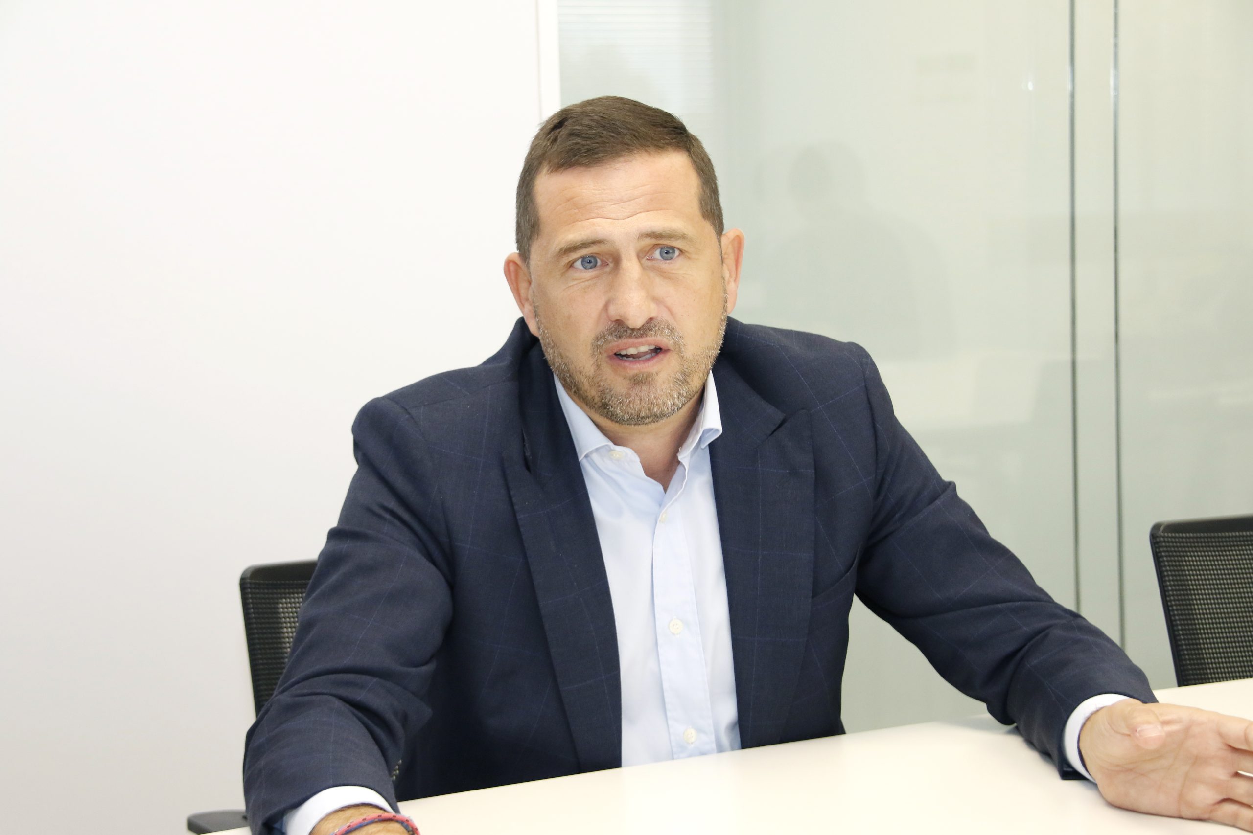 Javier Aguilera hablando sobre seguridad en la red para empresas