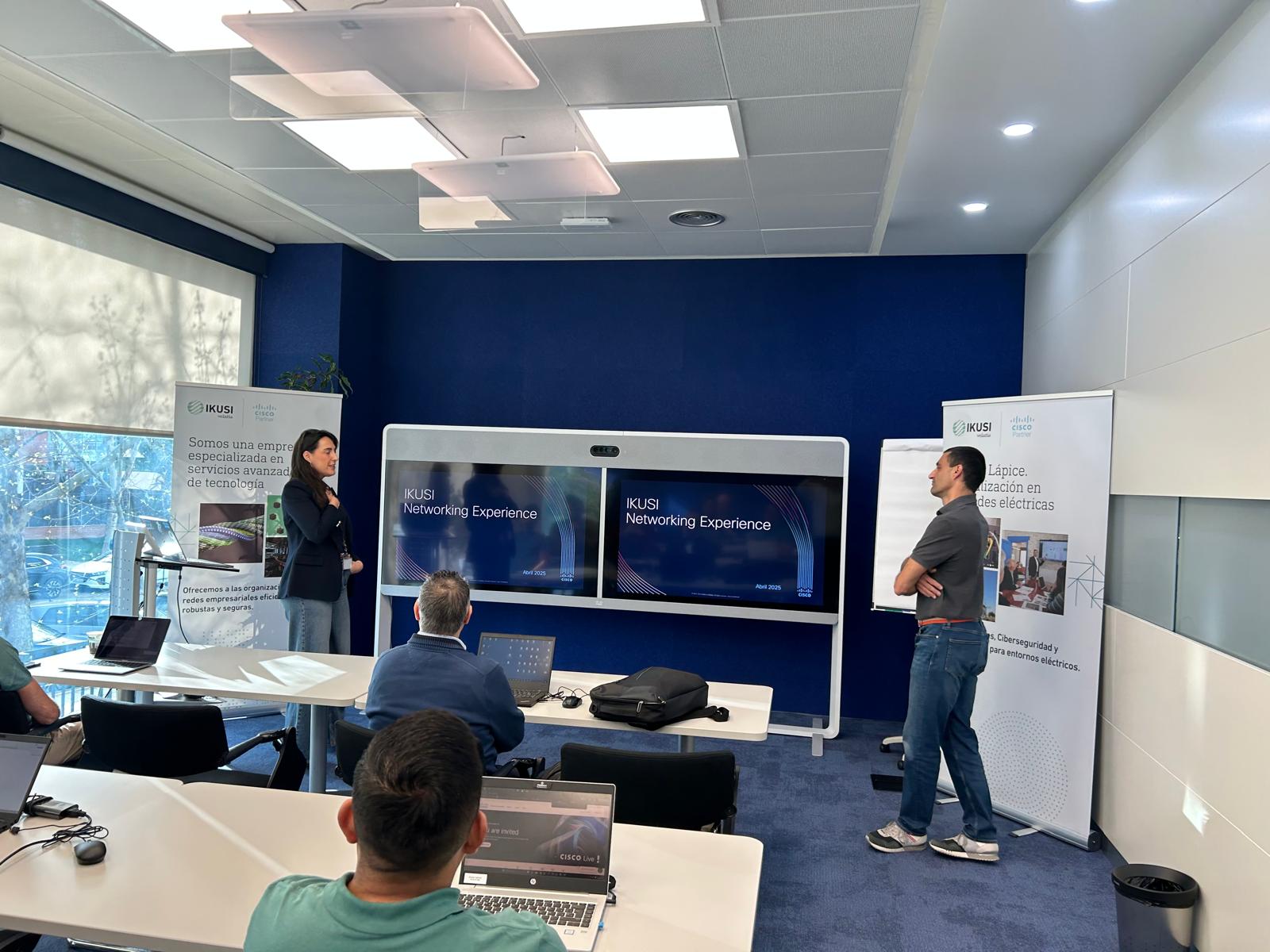 Profesionales discutiendo sobre innovación en redes empresariales durante el Ikusi Cisco Networking Experience.