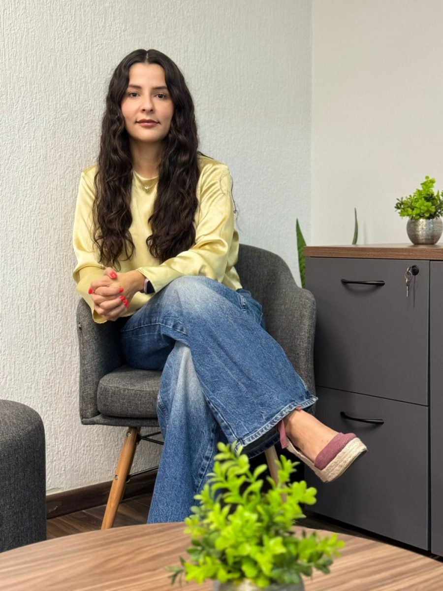 Kentzia Garcia en la oficina de Guadalajara