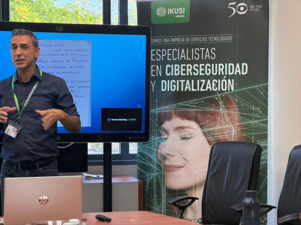 Javi Martín colaborador de la fundación adecco en las oficinas de Ikusi España en Madrid